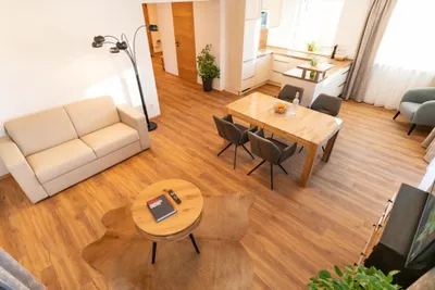 Blick von oben auf Wohn- und Essbereich mit Sofa, Couchtisch und großem Esstisch